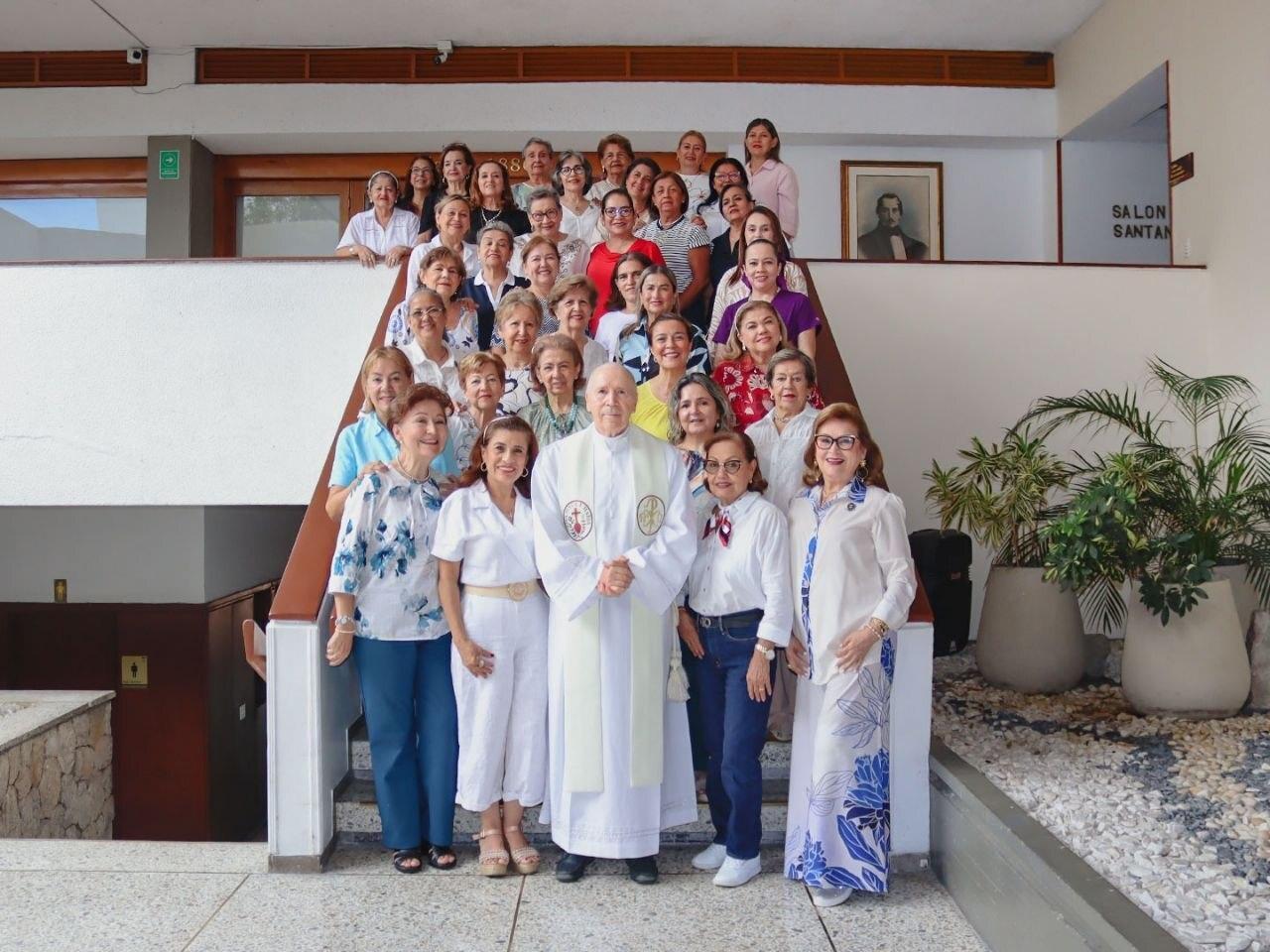 El Padre Ovidio Muñoz predicando en el retiro anual de las Fieles Siervas y compartiendo con la comunidad local en Cucuta